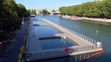 Schwimmbecken im Kanalbecken Bassin de la Villette, Paris