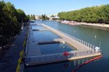Schwimmbecken im Kanalbecken Bassin de la Villette, Paris