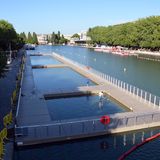 Schwimmbecken im Kanalbecken Bassin de la Villette, Paris