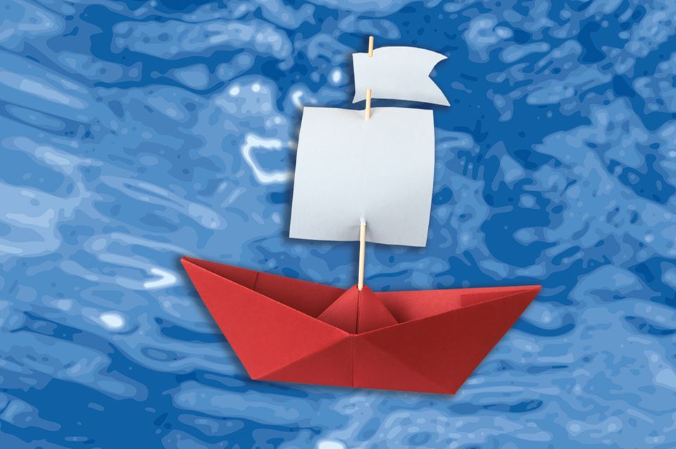 Papierschiff auf Wasser