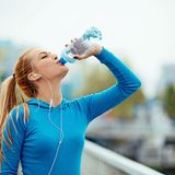 Sportlerin trinkt Wasser