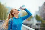 Sportlerin trinkt Wasser
