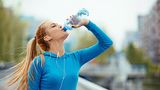 Sportlerin trinkt Wasser