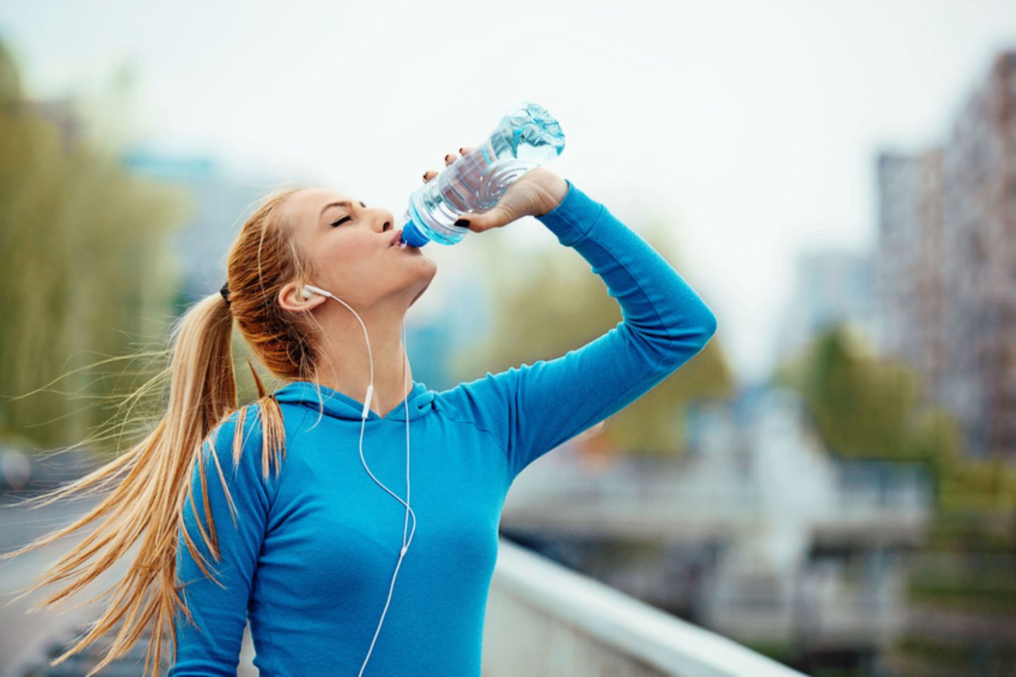 Sportlerin trinkt Wasser