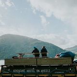 Auf dem Dach des rollenden Hostels