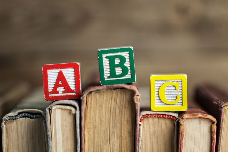 Buchstaben auf Büchern