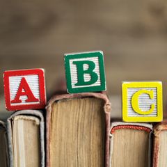 Buchstaben auf Büchern