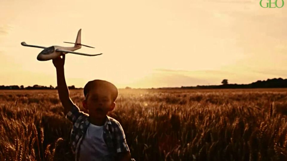 Junge mit Flugzeug Junge mit Flugzeug