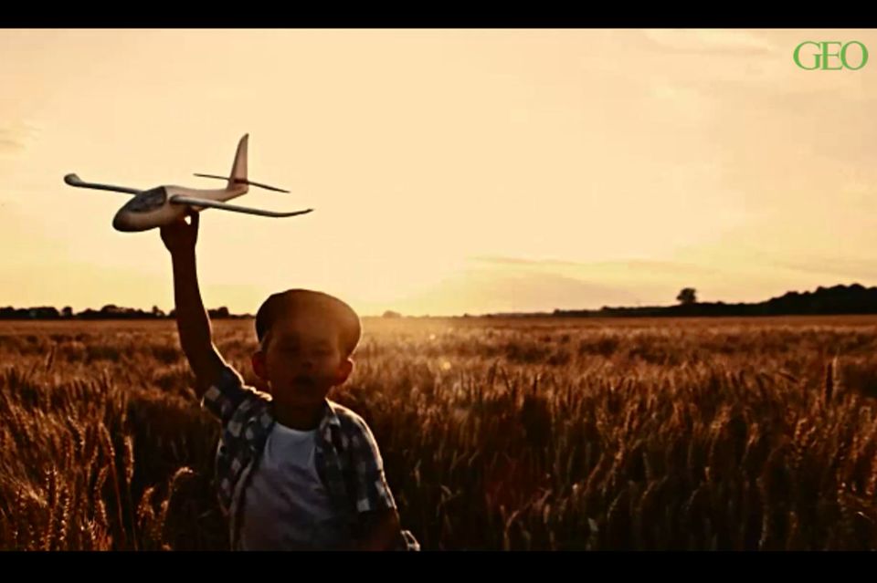 Junge mit Flugzeug