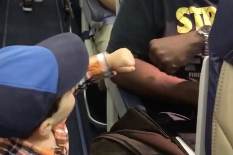 Faustschlag eines kleinen Jungen im Flugzeug