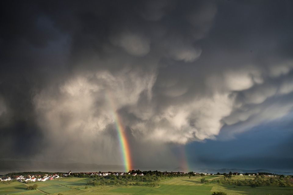 Regenbogen mit dunklen Wolken
