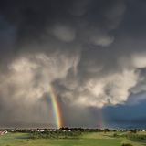 Regenbogen mit dunklen Wolken