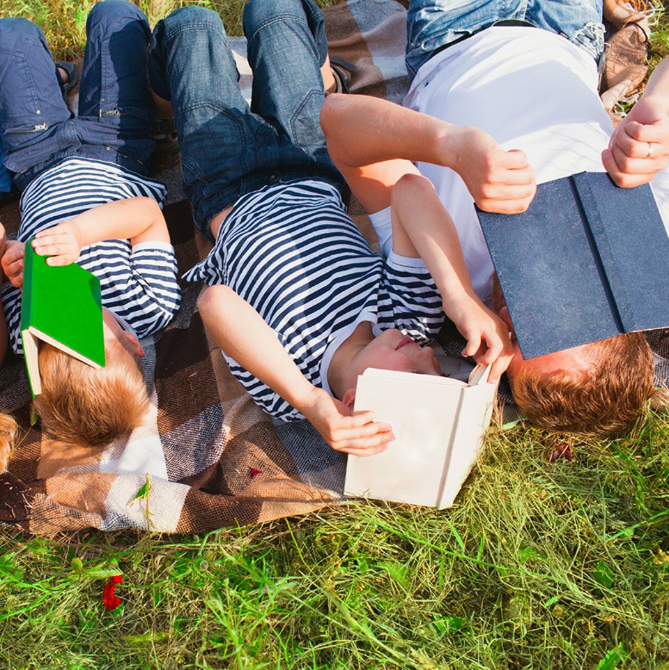 Familie liest Bücher