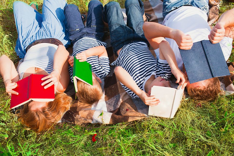 Familie liest Bücher