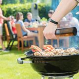 Bier wird über Grillgut gegossen