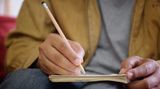 Mann schreibt Liste