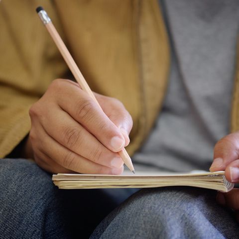 Mann schreibt Liste