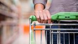 Frau im Supermarkt