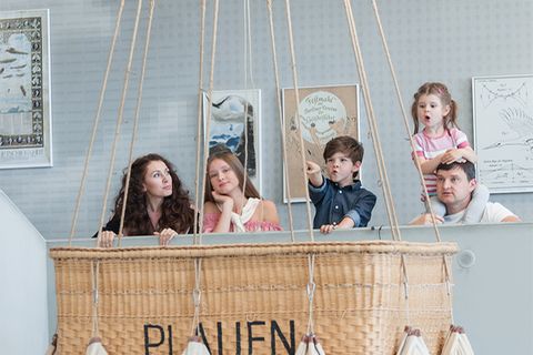 Familie im Verkehrsmuseum Dresden