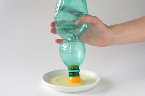 Ei mit der Flasche trennen