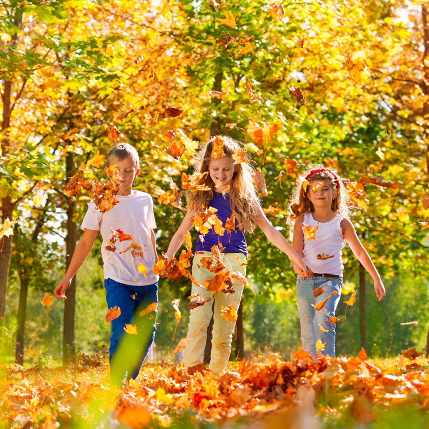 Kinder im Herbst