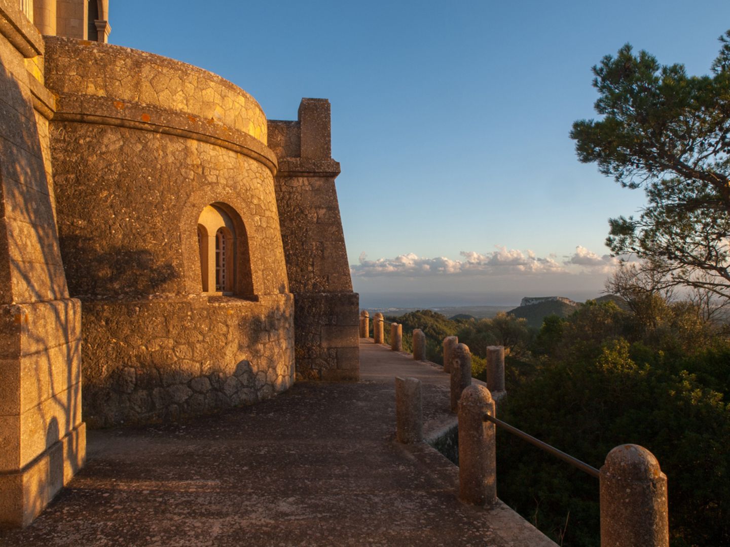 Das Castell de Santueri Burg mit Aussicht