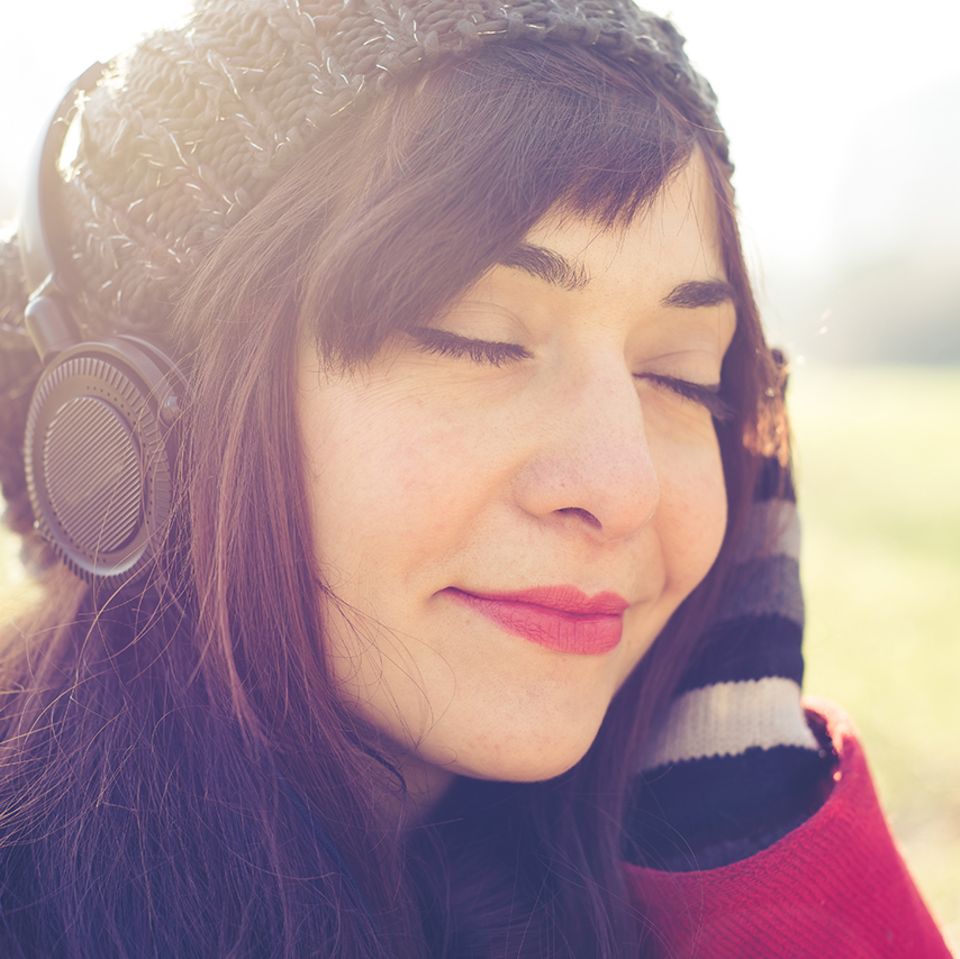 Frau hört Musik