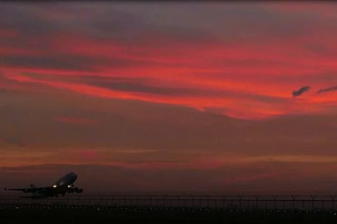 Flugzeug am Abendhimmel