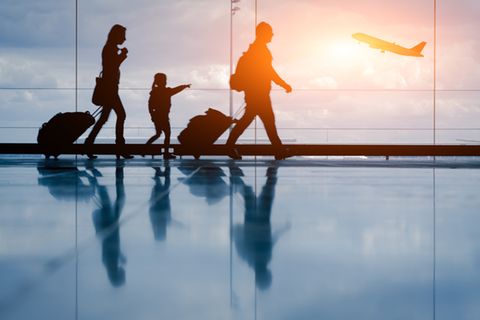Familia am Flughafen