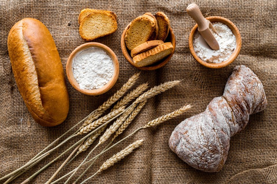 Brote mit Mehl und Getreide