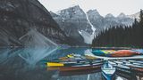 Kanus am Moraine Lake in Kanada