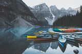 Kanus am Moraine Lake in Kanada