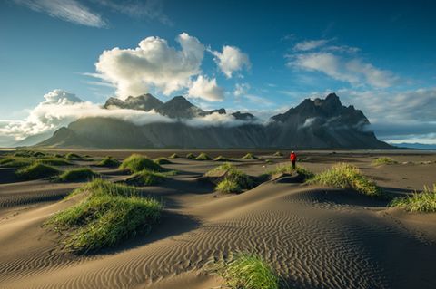 Mensch vor der Kulisse von Stokksnes auf Island