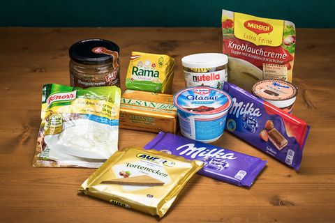 Lebensmittelsicherheit: Schadstoffe im Palmöl: Diese Produkte nahm Greenpeace in Österreich unter die Lupe. Drei der gezeigten Produkte (Nougatcreme von Ja! Natürlich, Schokoglasur für Sachertorte von Manner und Alpenmilch-Schokolade von Milka) enthalten kein Palmöl. Die palmöl-freien Produkte wurden deshalb in den Test aufgenommen, um Vergleichswerte zu erhalten