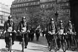 Fahrradpolizisten mit Schutzmasken