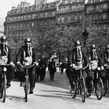 Fahrradpolizisten mit Schutzmasken