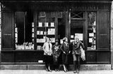Ernest Hemingway vor einer Buchhandlung in Paris