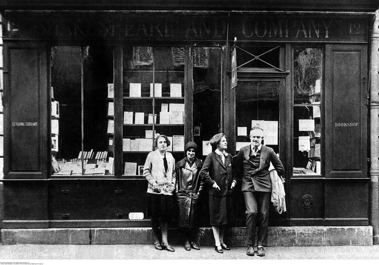 Ernest Hemingway vor einer Buchhandlung in Paris