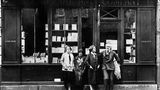 Ernest Hemingway vor einer Buchhandlung in Paris