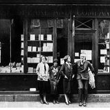 Ernest Hemingway vor einer Buchhandlung in Paris