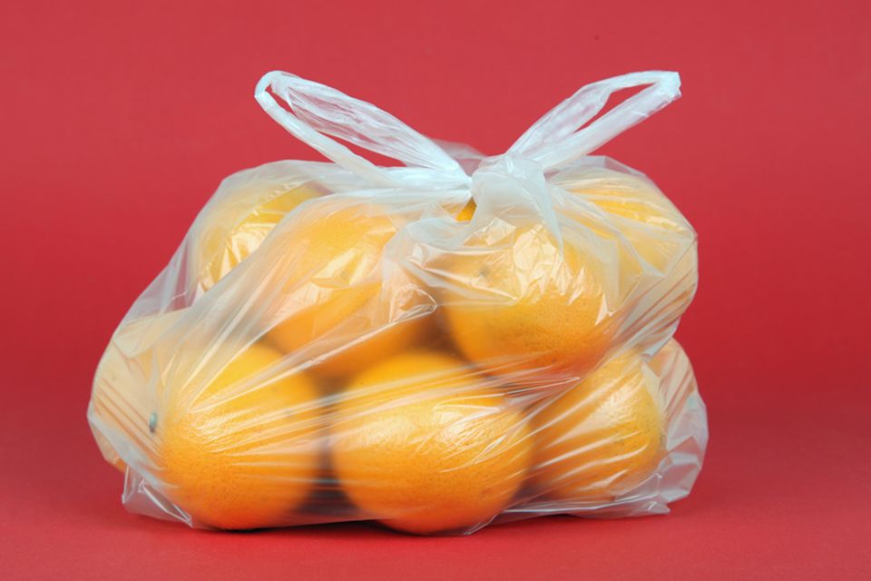 Orangen in einem Knotenbeutel