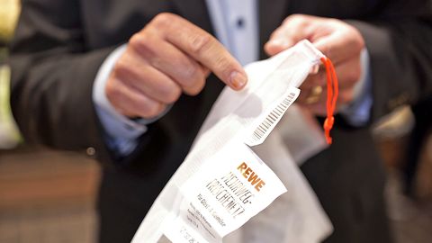 Alternativen im Test: Rewe will den Obsttüten aus Plastik an den Kragen ...