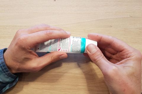 Zahnpastatube aufschneiden