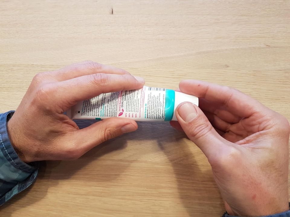 Zahnpastatube aufschneiden Zahnpastatube aufschneiden
