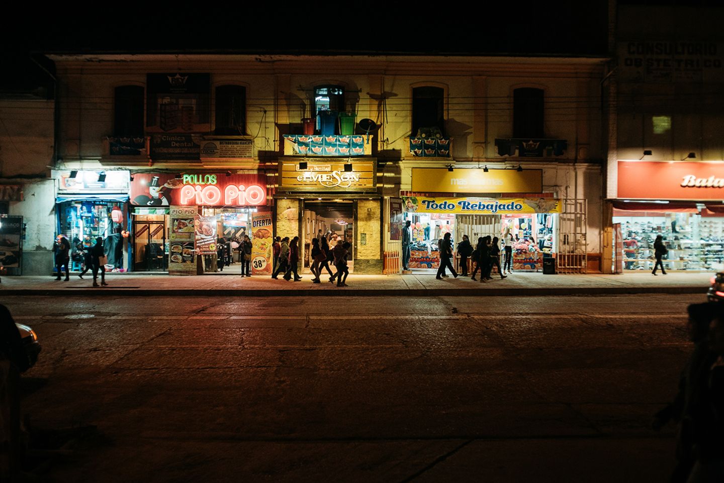 Huancayo bei Nacht Straße am Abend in Peru