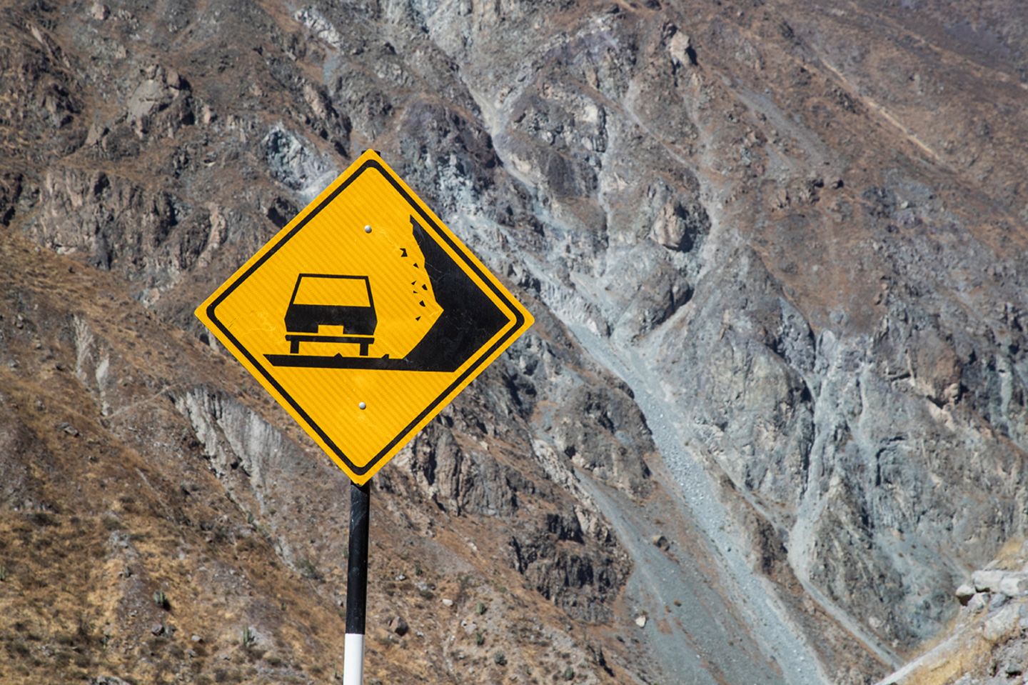 Achtung, Steinschlag! Straßenschild in Peru