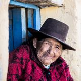 Ältere Dame mit Hut in Peru