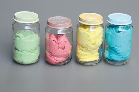 Selbst gemachte Knete in Gläsern