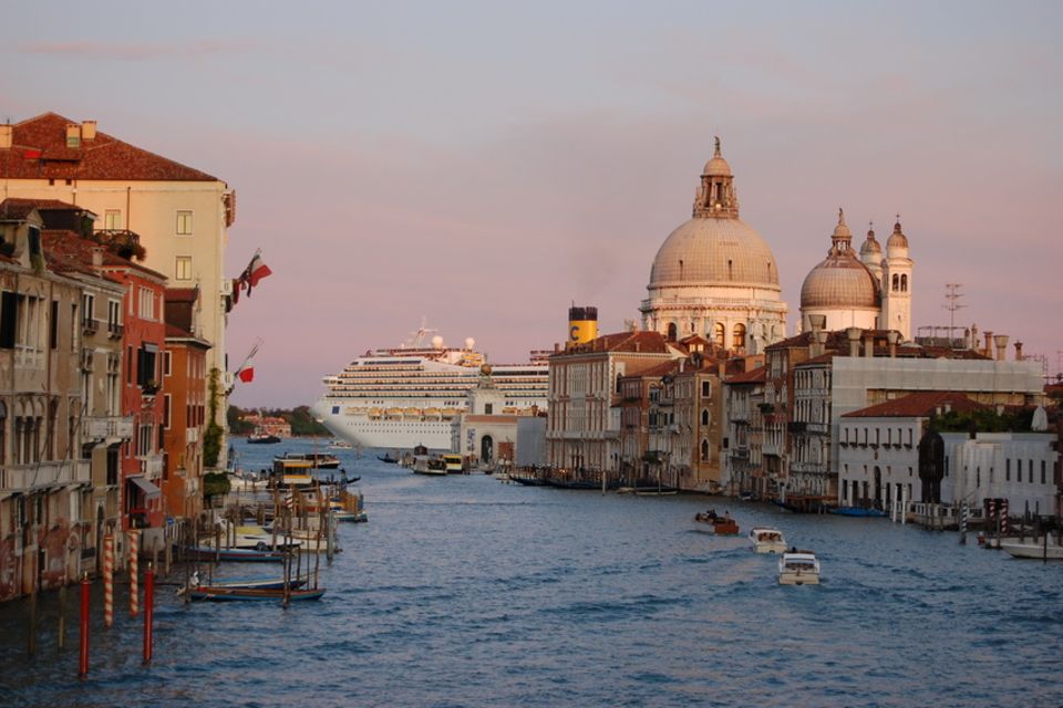 Die Altstadt von Venedig mit einem Kreuzfahrtschiff