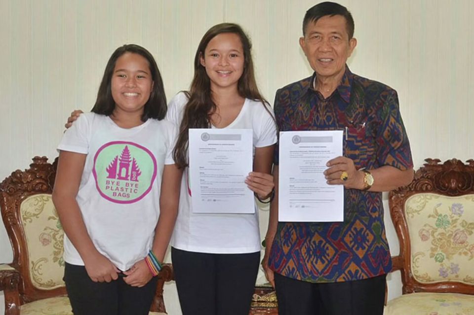 Melati und Isabel Wijsen mit dem Gouverneur von Bali